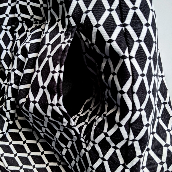 Stylus Black White Geometric Lattice Print Shorts with Pockets, Unlined- sz 2 - Picture 4 of 7